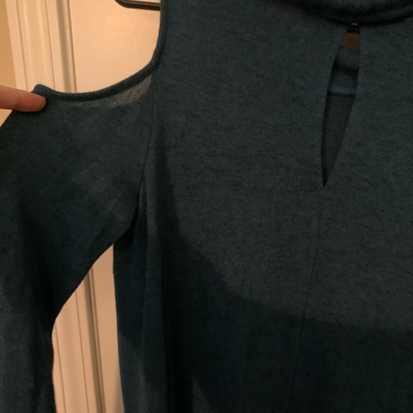 Women’s cold shoulder sweater - Picture 4 of 10